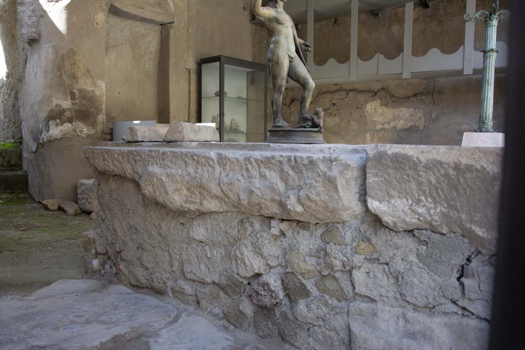 VI.12 Herculaneum. March 2019. Looking south-west towards side of counter on shop.
Foto Annette Haug, ERC Grant 681269 DÉCOR.